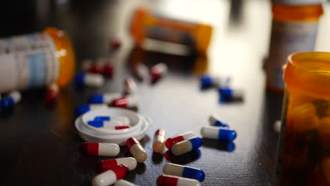 Eine-Verschreibungspflichtige-Medikamentenflasche-Aus-Der-Apotheke-Voller-Pillen,-Die-In-Zeitlupe-Fällt