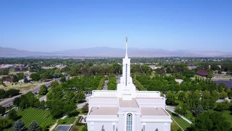 Drone-Shot-flying-towards-the-Mount-Timpanogos-Temple