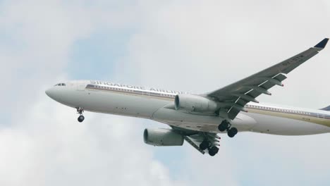 Singapore-Airlines-Airbus-A330-343-9v-stw-Acercándose-Antes-De-Aterrizar-En-El-Aeropuerto-De-Suvarnabhumi-En-Bangkok-En-Tailandia