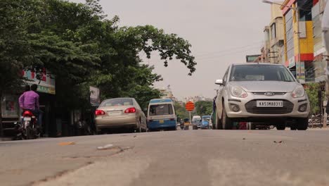 Vista-De-ángulo-Bajo-Del-Tráfico-Urbano-Ligero-En-Movimiento-Bengaluru,-India