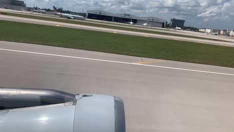 Start-Mit-Einem-Anderen-Flugzeug,-Das-Auf-Dem-Miami-International-Airport-Landet