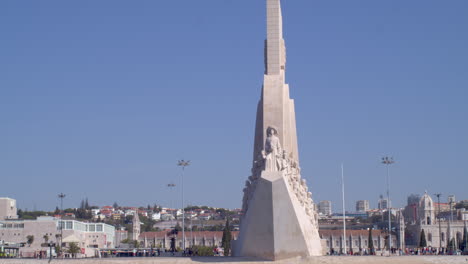 Vista-Del-Monumento-Al-Descubrimiento-Desde-El-Río-Tejo-En-Lisboa,-Portugal