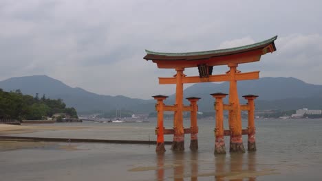 Das-Schwimmende-Tor-Des-Torii-Itsukushima-Schreins-Auf-Der-Insel-Miyajima,-Präfektur-Hiroshima