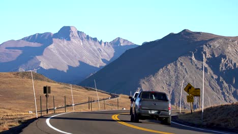 Autos,-Die-Auf-Der-Trail-Ridge-Road-Im-Rocky-Mountain-Nationalpark-Unterwegs-Sind