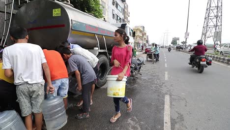 Lugareños-Llenando-Agua-Potable-Durante-La-Crisis-Del-Agua-En-Nueva-Delhi,-India