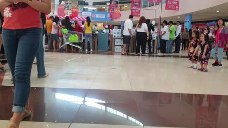 hyperlapse-shot-of-mall-shoppers,-window-shopping-inside-Philippines'-popular-mall