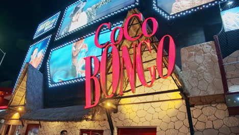 Panoramaaufnahme-Des-Haupteingangs-Der-Coco-Bongo-Disco,-Cancùn,-Mexiko