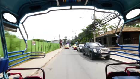 Toma-En-Gran-Angular-En-La-Parte-Trasera-De-Un-Autobús-Songthaew-Durante-El-Día-En-Tailandia