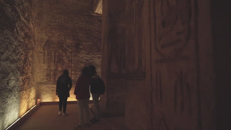 Touristen-Betrachten-Die-Wände-Des-Ramses-II.-Tempels-In-Abu-Simbel