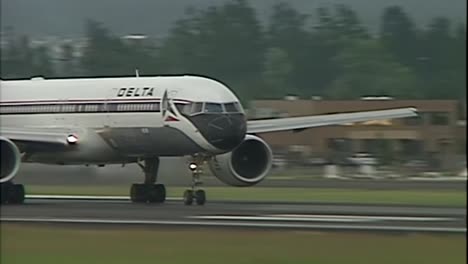 Delta-767-Startet-Von-Der-Landebahn