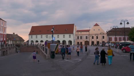 Schwenkaufnahme-Von-Piata-Glimmer,-In-Der-Historischen-Altstadt-Von-Sibiu,-Rumänien