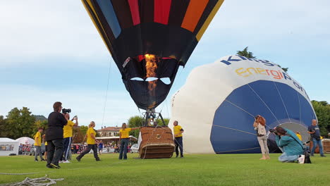Menschen-Fotografieren-Den-Start-Eines-Heißluftballons-In-Italien