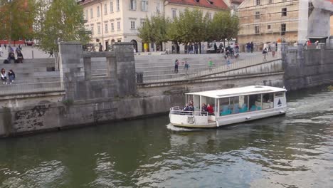 Touristic-boat-on-Ljubljanica-river-in-Ljubljana,-Slovenia