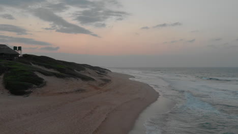 Luftaufnahme-Der-Lodge-An-Sanddünen-Und-Offenem-Meer-In-Mosambik