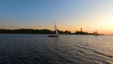 Segelboot-Segelt-Im-Meer,-Um-Den-Sonnenuntergang-Zu-Beobachten