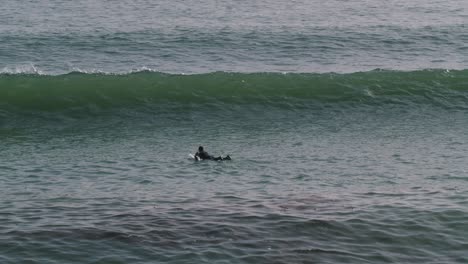 60-Fps:-Surfer-Paddelt-Unter-Perfekten-Surfbedingungen-Durch-Brechende-Wellen-–-Sanfte-Schwenkbewegung