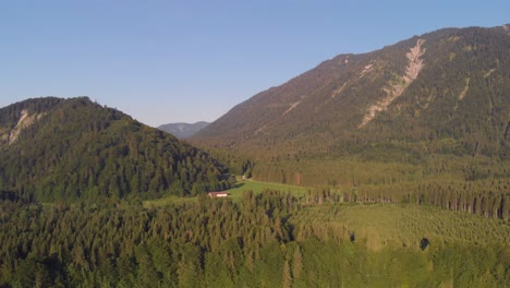 Eine-Professionell-Aussehende-Luftaufnahme-Eines-Kleinen-Hofes-In-Den-österreichischen-Alpen-Mit-Einer-Leichten-Kreisförmigen-Drohnenbewegung