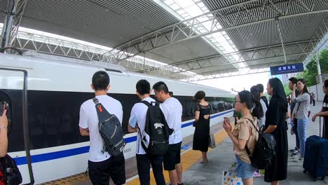 XCrowds-of-Chinese-people-waiting-on-a-platform-for-the-high-speed-rail-bullet-train