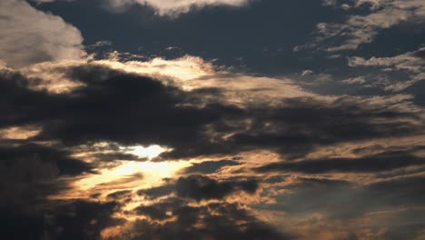 Dunkle-Rollende-Wolken-Bei-Sonnenuntergang