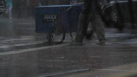 Maxx-Mail-USA-Carriage-in-the-rain-in-Manhattan,-New-York-City---180-fps-slow-motion