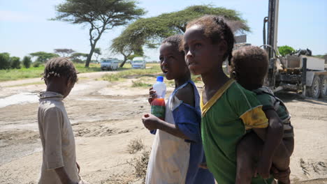 Ziway,-Etiopía-Niños-Con-Maquinaria-Pesada-En-Segundo-Plano.
