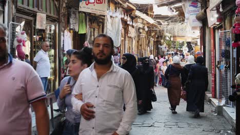 People-walking-along-the-bazaar-in-Syria,-Damascus