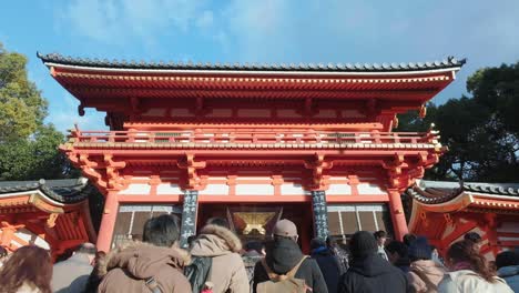 People-walking-up-steps-towards-Yasaka-Shrine-for-New-Year-celebrations-in-Kyoto