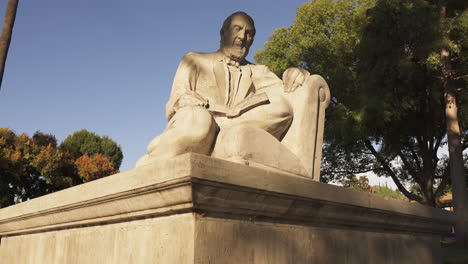 Central-Park,-John-Greenleaf-Whittier-Statue,-Whittier,-Kalifornien,-Vereinigte-Staaten,-Weitwinkel-Aufnahme-Nach-Rechts-Mit-Kopierraum