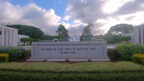 Monument-with-an-inscription-at-the-entrance-in-Laie-Hawaii-Temple