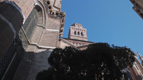 Campanario-Barroco-De-Una-Basílica-De-Santa-Maria-Gloriosa-Dei-Frari,-Iglesia-Antigua-En-Venecia,-Norte-De-Italia,-Tiro-De-ángulo-Bajo