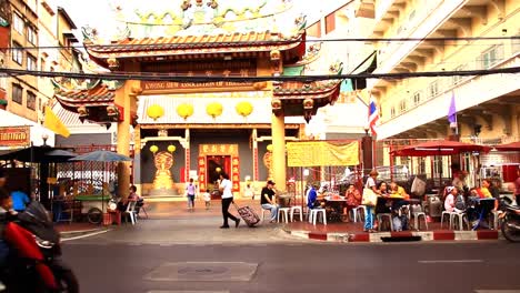 Menschen,-Die-An-Essensständen-Auf-Der-Straße-Essen,-Und-Die-Belebte-Straße-Vor-Dem-Kuan-Yin-Schrein-In-Chinatown,-Bangkok,-Die-Den-Alltag-Und-Die-Kultur-Der-Chinesischen-Gemeinschaft-In-Thailand-Zeigt