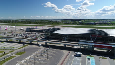 Drohnenaufnahme-Des-Terminals-Am-Flughafen-Danzig-In-Polen