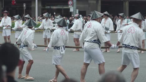 Japanische-Männer-Bereiten-Sich-Darauf-Vor,-Das-Seil-Des-Hoko-Festwagens-Während-Der-Yamaboko-Junko-Umzüge-Der-Festwagen-Beim-Gion-Matsuri-Festival-In-Kyoto,-Japan,-Zu-Ziehen