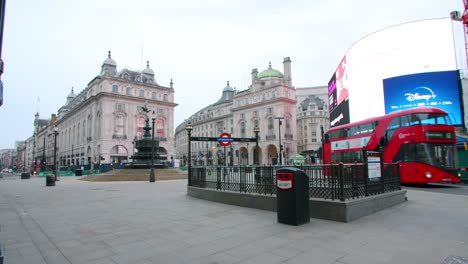 Lockdown-in-London,-Piccadilly-Circus-completely-empty-during-the-COVID-19-pandemic-2020,-with-one-lone-red-bus