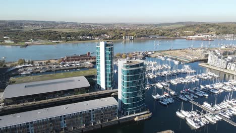 4K-Luftaufnahmen-Des-Yachthafens-In-Kent