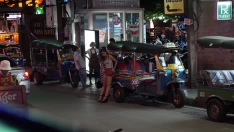 Damas-De-La-Noche-Junto-A-Un-Tuk-Tuk-En-Nana-Plaza,-Soi-4,-Bangkok