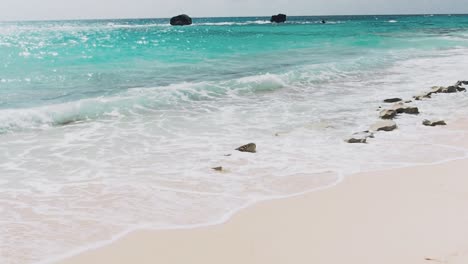 Church-Bay-Beach-Ist-Ein-Kleiner-Wunderschöner-Strand-In-Southampton,-Bermuda