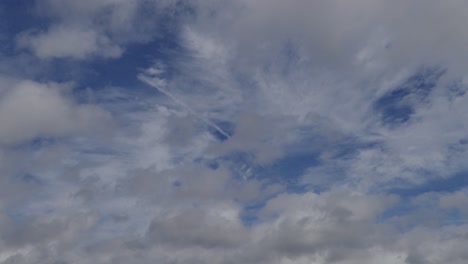Weiße-Wolken-Ziehen-Tagsüber-Am-Blauen-Himmel