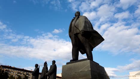 Vladimir-Lenin-statue-in-the-city-of-Novosibrisk