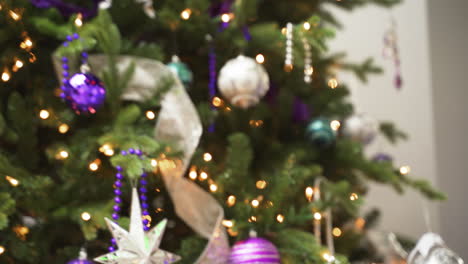 árbol-De-Navidad-Tradicional-Decorado-Con-Adornos-De-Bolas-Abalorios-Cintas-Luces-Púrpura-Blanco-Azul-Plata