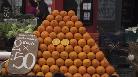 Pile-of-oranges-at-Feria-Tristan-Narvaja,-Montevideo