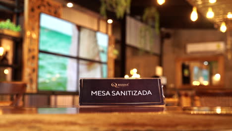 Waiter-spanish-sign-sanitizing-table-mesa-sanitizada
