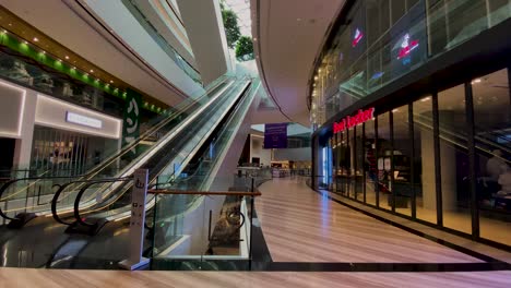 Caminando-Hacia-Escaleras-Mecánicas-Con-Tiendas-Cerradas-En-El-Aeropuerto-Jewel-Changi-Durante-Las-Medidas-De-Disyuntor-De-Fase-1-Durante-La-Pandemia-De-Covid-19-En-Singapur