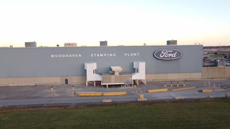 Gebäude-Der-Ford-Motor-Company-In-Wyandotte,-Michigan-–-Presswerk-Woodhaven-–-Seitliche-Luftaufnahme