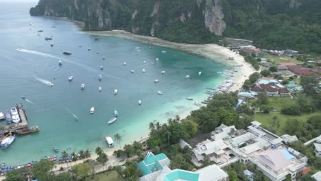 Bucht-In-Thailand,-Aktiv-Mit-Bootsverkehr-Und-Menschen-Am-Strand-Im-Ferienort