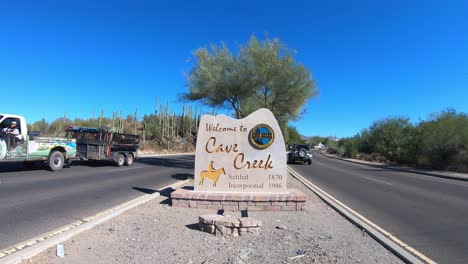 Lapso-De-Tiempo-Del-Tráfico-Que-Entra-Y-Sale-De-La-Ciudad-De-Cave-Creek,-Arizona