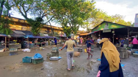 Panning-shot-of-a-local-street-market-in-Bazaar,-Bangladesh