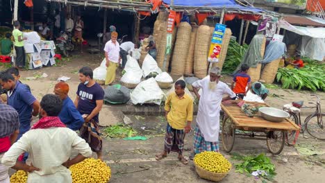 Sylhet-Leute-Kaufen-Waren-Auf-Einem-Obstmarkt-Im-Basar
