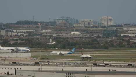 Antonov-Flugzeug-Rollt-Auf-Dem-Rollweg-Am-Flughafen-Toronto-Von-Links-Nach-Rechts,-Statische-Aufnahme