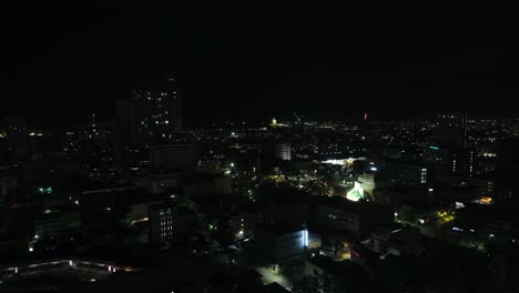 Heiligabend-Feuerwerk-In-Der-Geschäftigen-Stadt-Cebu-Bei-Nacht-Mit-Lebhaften-Ausbrüchen-Bunter-Pyrotechnik,-Die-Den-Dunklen-Himmel-Erhellen